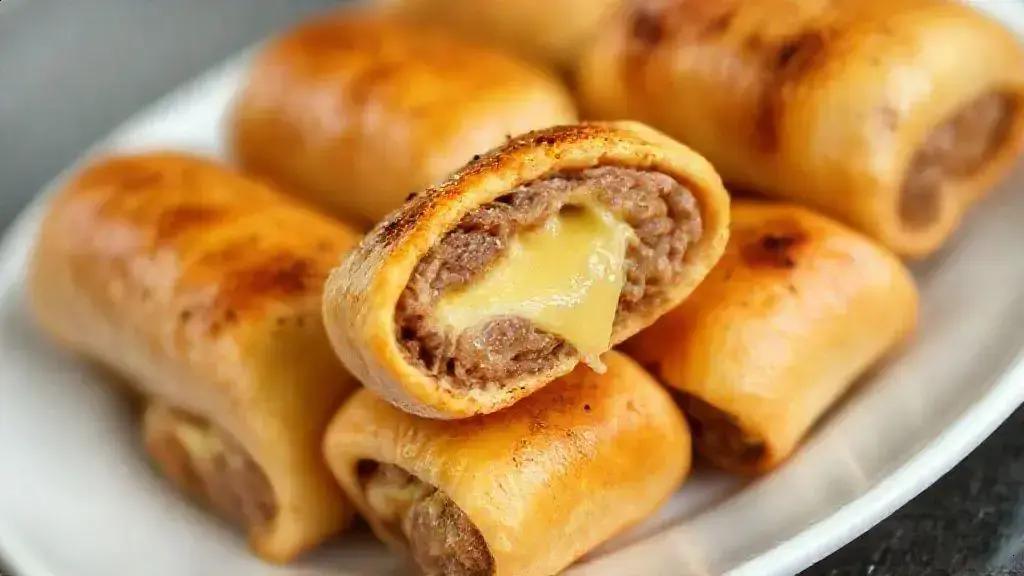 Enroladinho de salsicha recheado