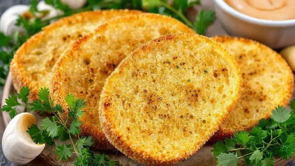 pão de alho empanado