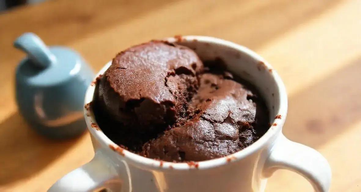 Bolo de caneca de chocolate — Mediterranean Diet Hub